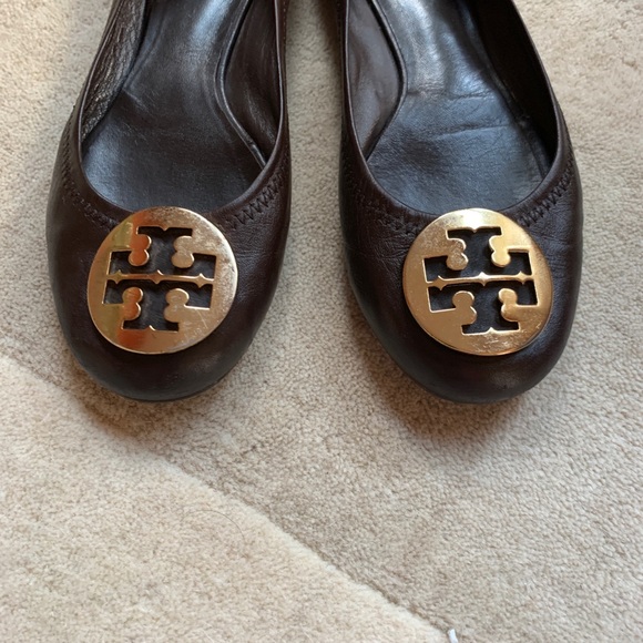 Tory Burch 💕Reva Brown Leather Emblem Logo Flats - Picture 3 of 8